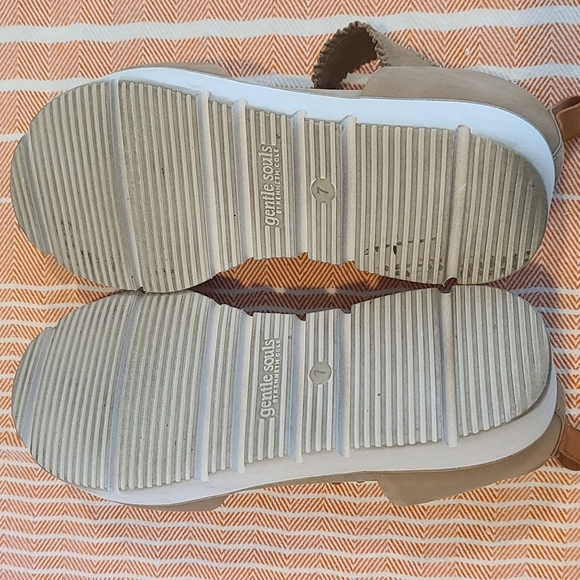 Gentle Souls By Kenneth Cole Lavern Rufle Strap Sandal Tan Sz. Women's 7 - Picture 4 of 6